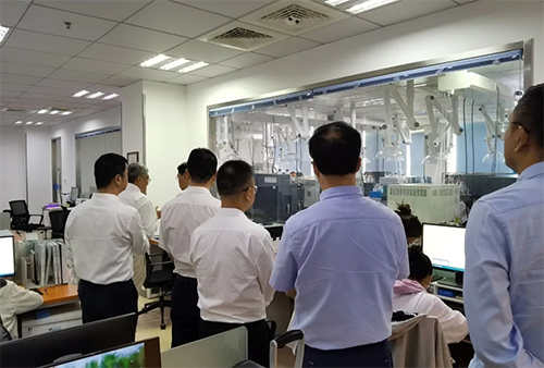 陈博士携带杨副市长一行人参观了J9集团规范化的先进尝试室，解说了药物临床前的研发和IND申报流程。