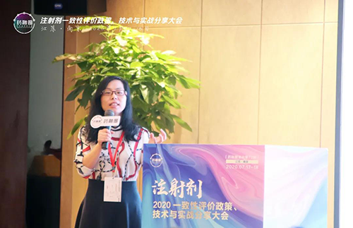 周晓堂主任上台颁发演讲