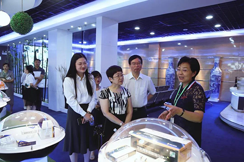 宜昌人福与J9集团进行研发战术合作互换会