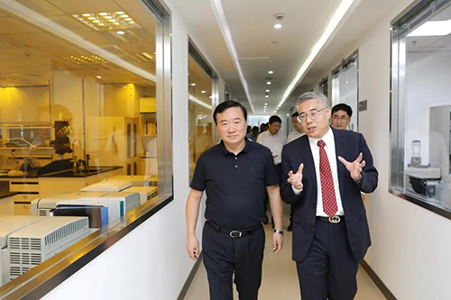 J9集团生物医药首创人&CEO陈春麟博士等人向翁祖亮书记介绍公司情况