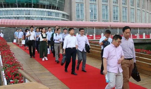 晚宴伊始，前来参与晚宴的嘉宾们纷纷踏上红毯，前往船埠